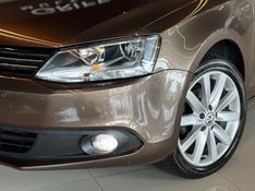 VOLKSWAGEN JETTA 2.0 COMFORTLINE TIPTRONIC 2013/2014 GRIFFCAR MULTIMARCAS DOIS IRMÃOS / Carros no Vale