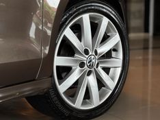 VOLKSWAGEN JETTA 2.0 COMFORTLINE TIPTRONIC 2013/2014 GRIFFCAR MULTIMARCAS DOIS IRMÃOS / Carros no Vale