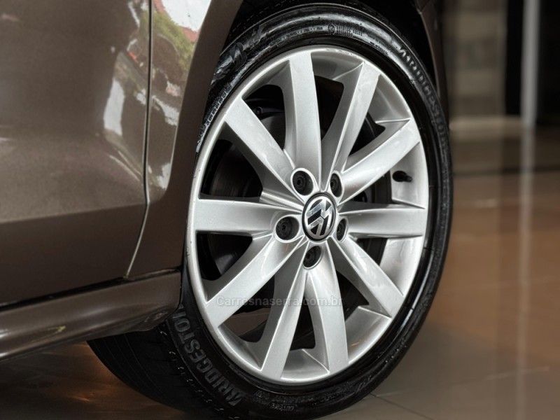 VOLKSWAGEN JETTA 2.0 COMFORTLINE TIPTRONIC 2013/2014 GRIFFCAR MULTIMARCAS DOIS IRMÃOS / Carros no Vale