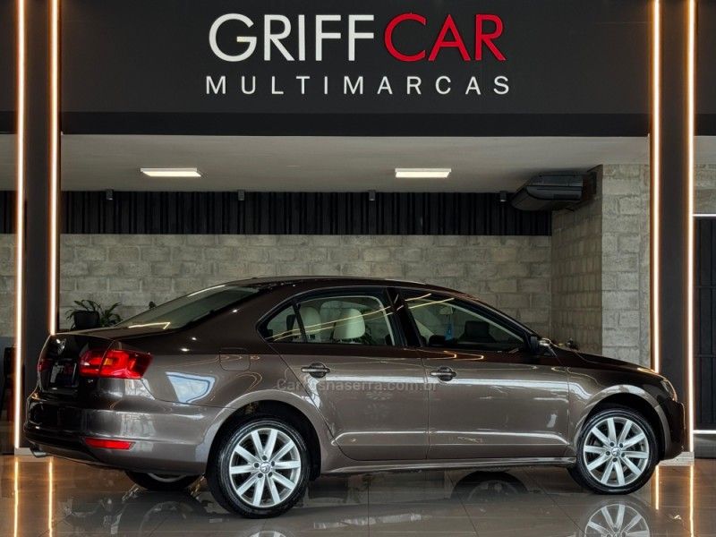 VOLKSWAGEN JETTA 2.0 COMFORTLINE TIPTRONIC 2013/2014 GRIFFCAR MULTIMARCAS DOIS IRMÃOS / Carros no Vale
