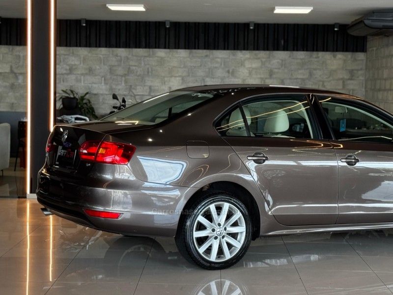 VOLKSWAGEN JETTA 2.0 COMFORTLINE TIPTRONIC 2013/2014 GRIFFCAR MULTIMARCAS DOIS IRMÃOS / Carros no Vale