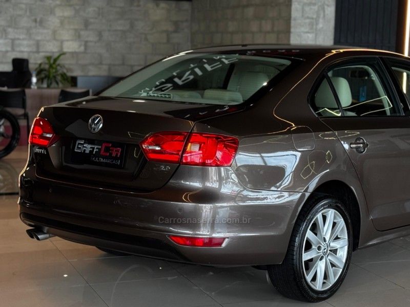 VOLKSWAGEN JETTA 2.0 COMFORTLINE TIPTRONIC 2013/2014 GRIFFCAR MULTIMARCAS DOIS IRMÃOS / Carros no Vale