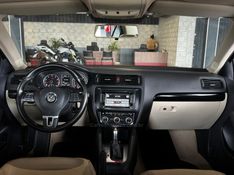 VOLKSWAGEN JETTA 2.0 COMFORTLINE TIPTRONIC 2013/2014 GRIFFCAR MULTIMARCAS DOIS IRMÃOS / Carros no Vale