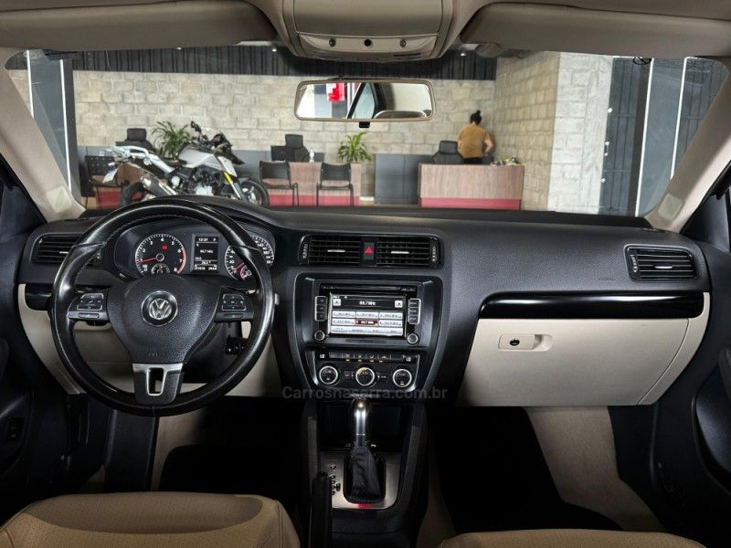 VOLKSWAGEN JETTA 2.0 COMFORTLINE TIPTRONIC 2013/2014 GRIFFCAR MULTIMARCAS DOIS IRMÃOS / Carros no Vale