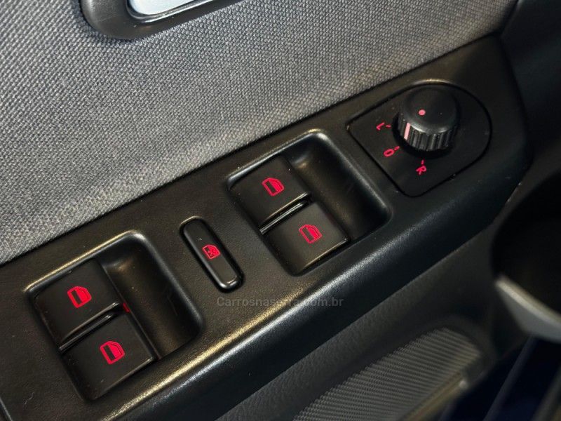 VOLKSWAGEN SPACEFOX 1.6 MI COMFORTLINE 8V 2014/2015 GRIFFCAR MULTIMARCAS DOIS IRMÃOS / Carros no Vale