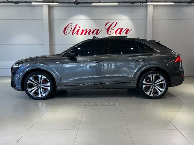 AUDI Q8 3.0 TFSI PERFORMANCE BLACK QUATTRO V6 24V S-TRONIC 2023/2023 ÓTIMA CAR FLORES DA CUNHA / Carros no Vale