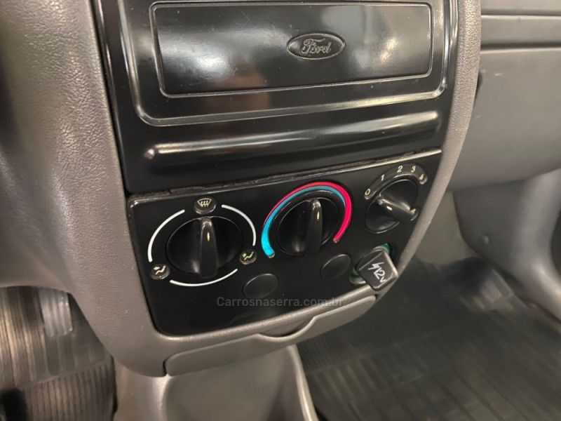 FORD COURIER 1.6 L 8V 2003/2004 ÓTIMA CAR FLORES DA CUNHA / Carros no Vale