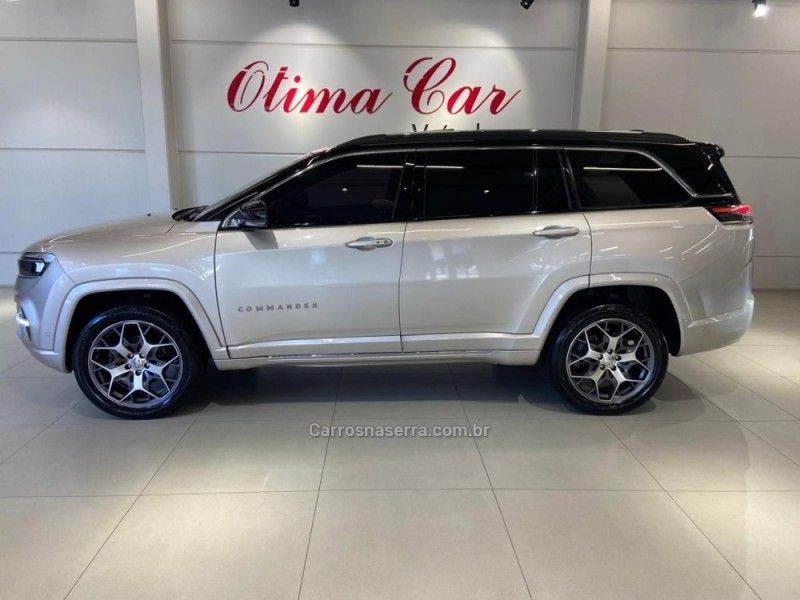JEEP COMMANDER 2.0 OVERLAND T380 16V 4X4 TURBO 2022/2023 ÓTIMA CAR FLORES DA CUNHA / Carros no Vale