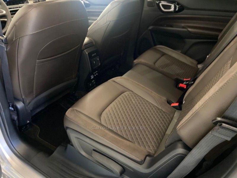 JEEP COMMANDER 2.0 OVERLAND T380 16V 4X4 TURBO 2022/2023 ÓTIMA CAR FLORES DA CUNHA / Carros no Vale