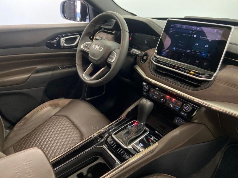 JEEP COMMANDER 2.0 OVERLAND T380 16V 4X4 TURBO 2022/2023 ÓTIMA CAR FLORES DA CUNHA / Carros no Vale