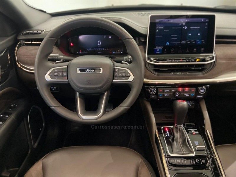 JEEP COMMANDER 2.0 OVERLAND T380 16V 4X4 TURBO 2022/2023 ÓTIMA CAR FLORES DA CUNHA / Carros no Vale