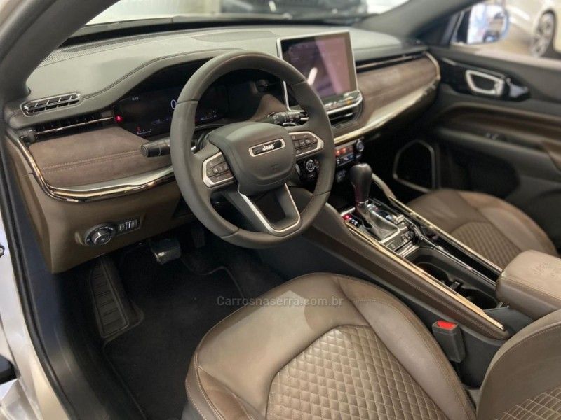 JEEP COMMANDER 2.0 OVERLAND T380 16V 4X4 TURBO 2022/2023 ÓTIMA CAR FLORES DA CUNHA / Carros no Vale