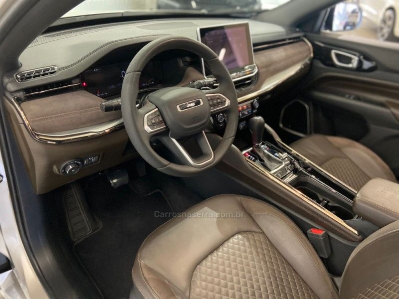 JEEP COMMANDER 2.0 OVERLAND T380 16V 4X4 TURBO 2022/2023 ÓTIMA CAR FLORES DA CUNHA / Carros no Vale JEEP COMMANDER 2.0 OVERLAND T380 16V 4X4 TURBO 2022/2023 ÓTIMA CAR FLORES DA CUNHA / Carros no Vale