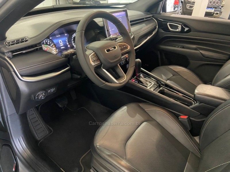 JEEP COMPASS 1.3 80 ANOS T270 16V TURBO 4X2 2021/2022 ÓTIMA CAR FLORES DA CUNHA / Carros no Vale JEEP COMPASS 1.3 80 ANOS T270 16V TURBO 4X2 2021/2022 ÓTIMA CAR FLORES DA CUNHA / Carros no Vale
