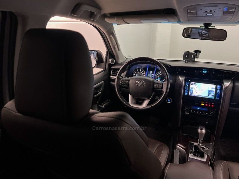 TOYOTA HILUX SW4 2.7 SRV 4X2 16V 7 LUGARES 2018/2019 ÓTIMA CAR FLORES DA CUNHA / Carros no Vale