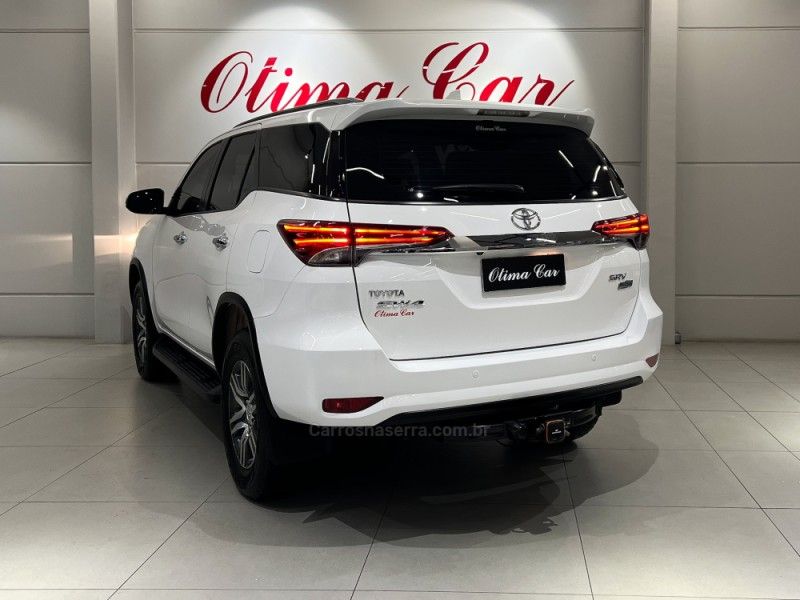 TOYOTA HILUX SW4 2.7 SRV 4X2 16V 7 LUGARES 2018/2019 ÓTIMA CAR FLORES DA CUNHA / Carros no Vale