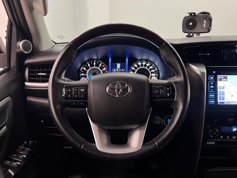 TOYOTA HILUX SW4 2.7 SRV 4X2 16V 7 LUGARES 2018/2019 ÓTIMA CAR FLORES DA CUNHA / Carros no Vale