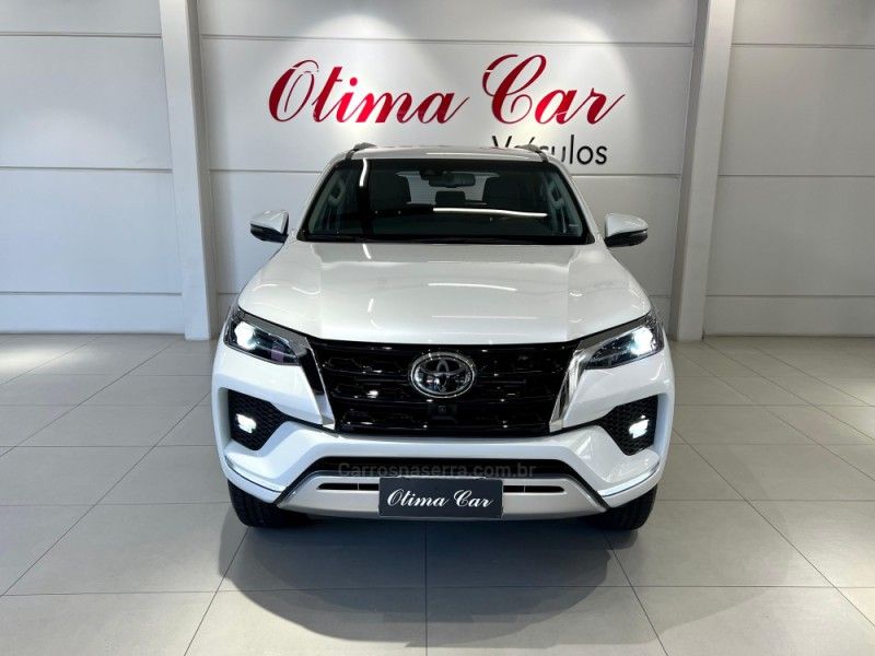 TOYOTA HILUX SW4 2.8 SRX 4X4 7 LUGARES 16V TURBO INTERCOOLER 2023/2024 ÓTIMA CAR FLORES DA CUNHA / Carros no Vale