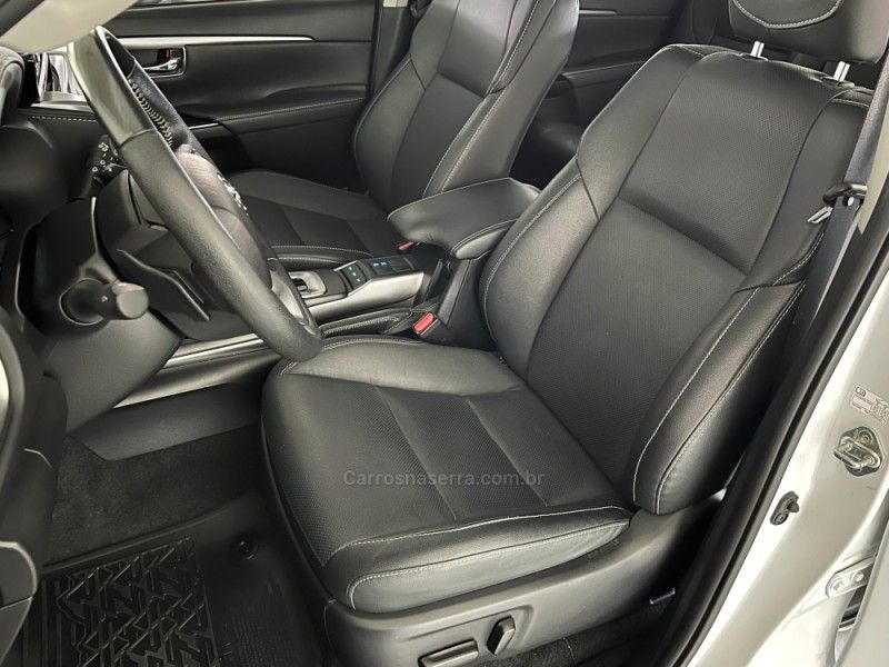 TOYOTA HILUX SW4 2.8 SRX 4X4 7 LUGARES 16V TURBO INTERCOOLER 2023/2024 ÓTIMA CAR FLORES DA CUNHA / Carros no Vale