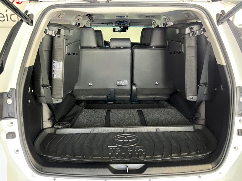 TOYOTA HILUX SW4 2.8 SRX 4X4 7 LUGARES 16V TURBO INTERCOOLER 2023/2024 ÓTIMA CAR FLORES DA CUNHA / Carros no Vale