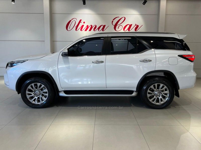 TOYOTA HILUX SW4 2.8 SRX 4X4 7 LUGARES 16V TURBO INTERCOOLER 2023/2024 ÓTIMA CAR FLORES DA CUNHA / Carros no Vale