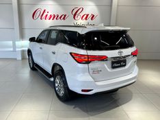 TOYOTA HILUX SW4 2.8 SRX 4X4 7 LUGARES 16V TURBO INTERCOOLER 2023/2024 ÓTIMA CAR FLORES DA CUNHA / Carros no Vale