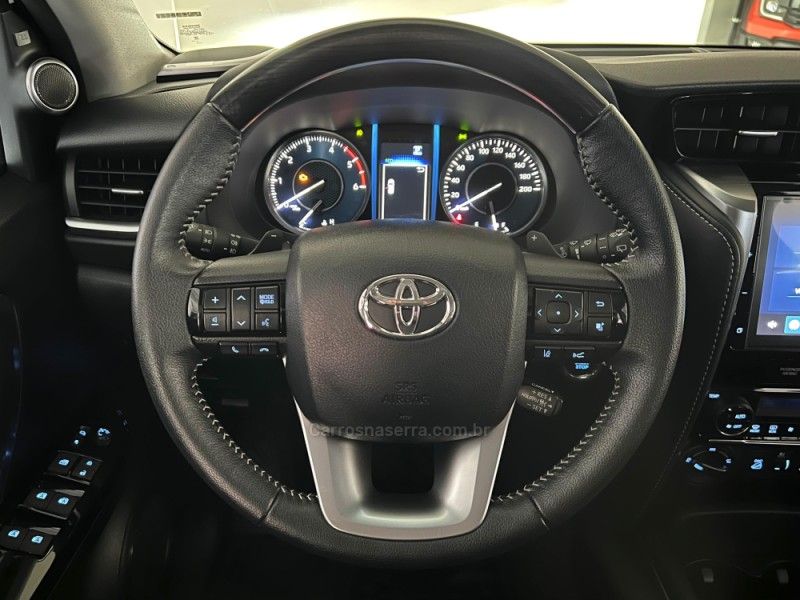 TOYOTA HILUX SW4 2.8 SRX 4X4 7 LUGARES 16V TURBO INTERCOOLER 2023/2024 ÓTIMA CAR FLORES DA CUNHA / Carros no Vale