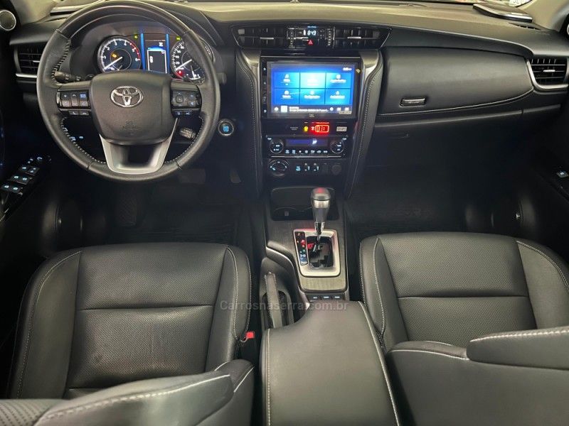 TOYOTA HILUX SW4 2.8 SRX 4X4 7 LUGARES 16V TURBO INTERCOOLER 2023/2024 ÓTIMA CAR FLORES DA CUNHA / Carros no Vale