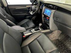 TOYOTA HILUX SW4 2.8 SRX 4X4 7 LUGARES 16V TURBO INTERCOOLER 2023/2024 ÓTIMA CAR FLORES DA CUNHA / Carros no Vale