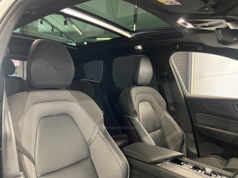 VOLVO XC60 2.0 T8 R DESIGN HYBRID 2019/2020 ÓTIMA CAR FLORES DA CUNHA / Carros no Vale