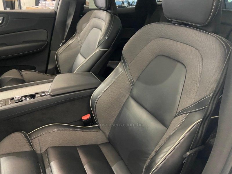 VOLVO XC60 2.0 T8 R DESIGN HYBRID 2019/2020 ÓTIMA CAR FLORES DA CUNHA / Carros no Vale