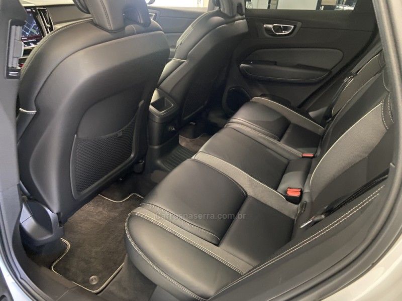 VOLVO XC60 2.0 T8 R DESIGN HYBRID 2019/2020 ÓTIMA CAR FLORES DA CUNHA / Carros no Vale
