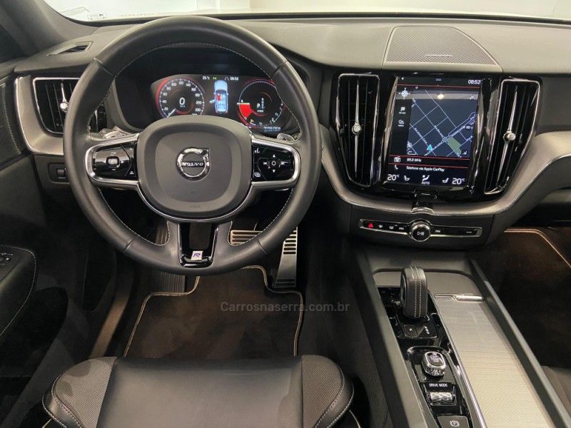 VOLVO XC60 2.0 T8 R DESIGN HYBRID 2019/2020 ÓTIMA CAR FLORES DA CUNHA / Carros no Vale