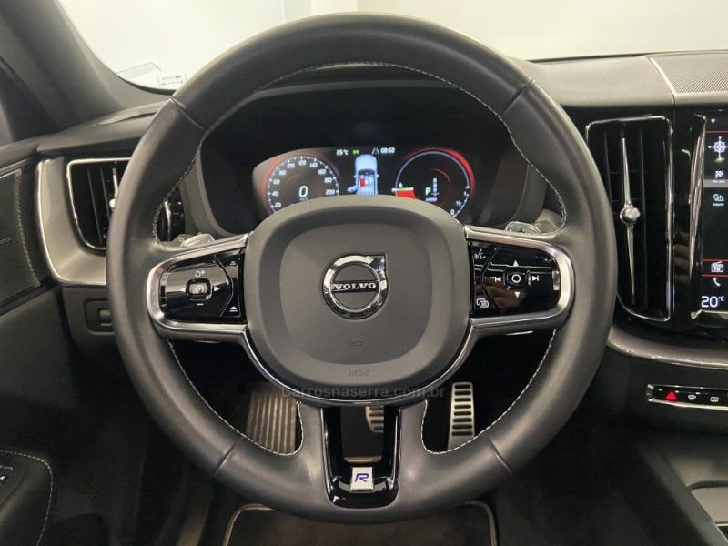 VOLVO XC60 2.0 T8 R DESIGN HYBRID 2019/2020 ÓTIMA CAR FLORES DA CUNHA / Carros no Vale