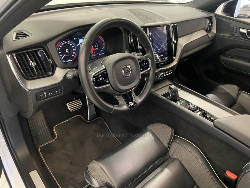 VOLVO XC60 2.0 T8 R DESIGN HYBRID 2019/2020 ÓTIMA CAR FLORES DA CUNHA / Carros no Vale