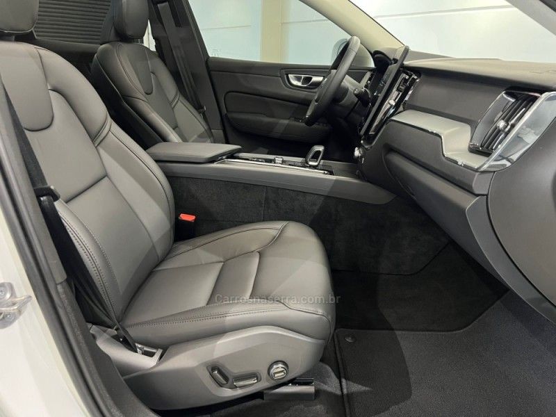 VOLVO XC60 2.0 T8 RECHARGE PLUS AWD HIBRIDO 2025/2026 ÓTIMA CAR FLORES DA CUNHA / Carros no Vale