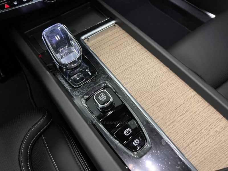 VOLVO XC60 2.0 T8 ULTRA DARK AWD HÍBRIDO 2025/2026 ÓTIMA CAR FLORES DA CUNHA / Carros no Vale