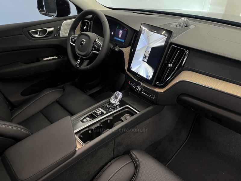 VOLVO XC60 2.0 T8 ULTRA DARK AWD HÍBRIDO 2025/2026 ÓTIMA CAR FLORES DA CUNHA / Carros no Vale
