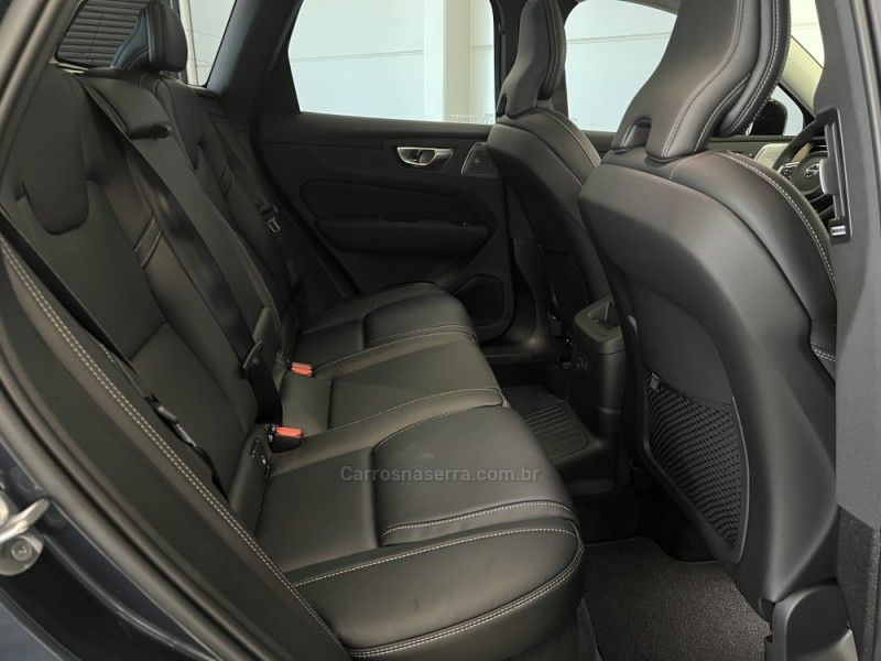 VOLVO XC60 2.0 T8 ULTRA DARK AWD HÍBRIDO 2025/2026 ÓTIMA CAR FLORES DA CUNHA / Carros no Vale
