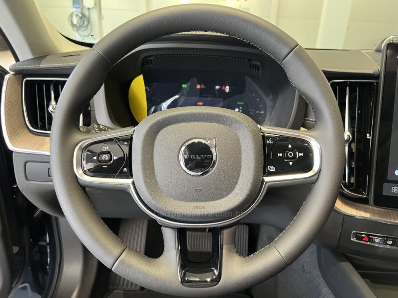 VOLVO XC60 2.0 T8 ULTRA DARK AWD HÍBRIDO 2025/2026 ÓTIMA CAR FLORES DA CUNHA / Carros no Vale