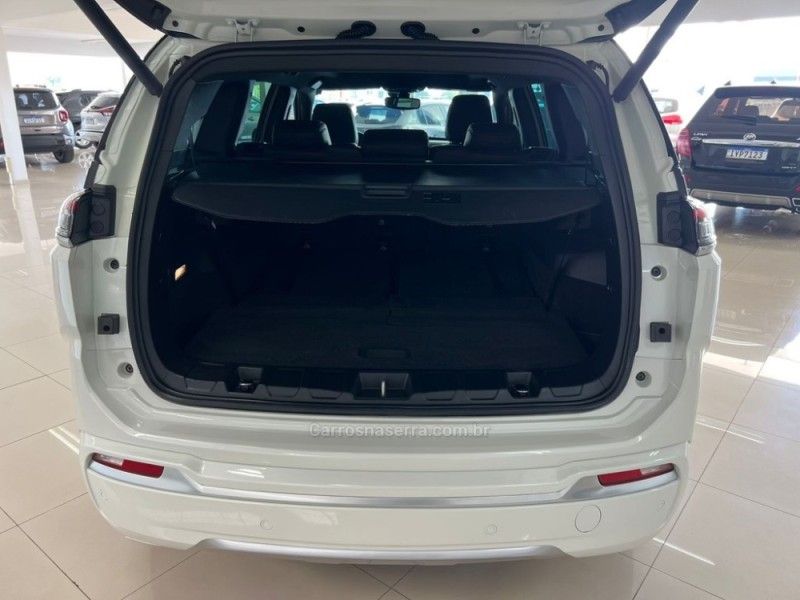 JEEP COMMANDER 1.3 OVERLAND T270 16V 4X2 TURBO 2023/2023 CIMIRRO AUTOMÓVEIS TAQUARA / Carros no Vale