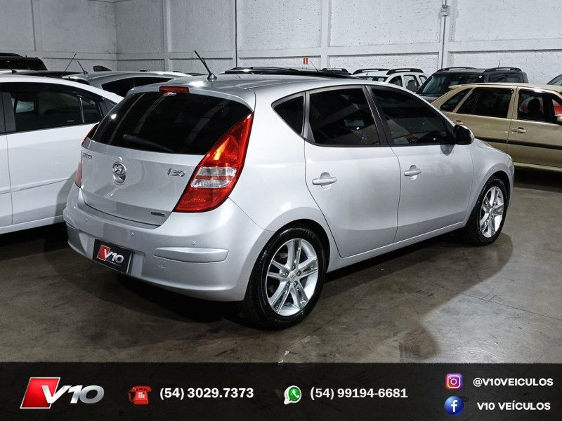 HYUNDAI I30 2.0 MPI 16V 2011/2012 V10 VEÍCULOS CAXIAS DO SUL / Carros no Vale