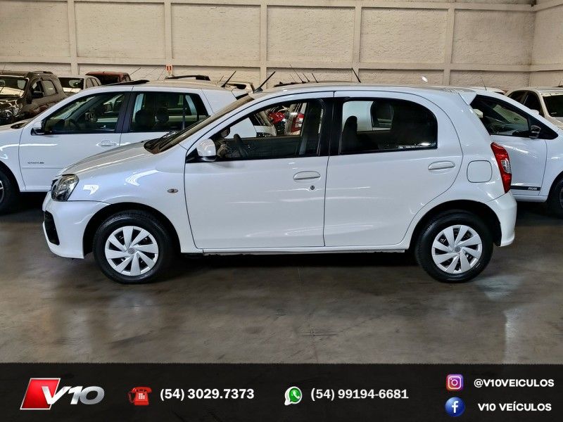 TOYOTA ETIOS 1.5 XS 16V 2017/2018 V10 VEÍCULOS CAXIAS DO SUL / Carros no Vale