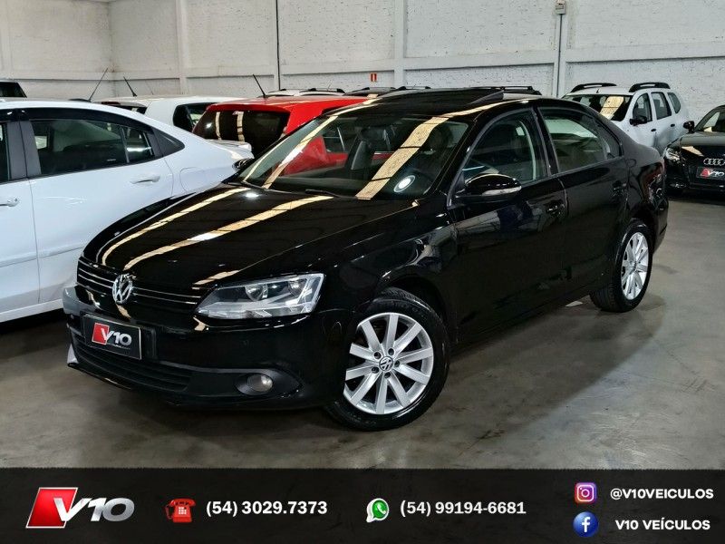 VOLKSWAGEN JETTA 2.0 COMFORTLINE TIPTRONIC 2011/2012 V10 VEÍCULOS CAXIAS DO SUL / Carros no Vale