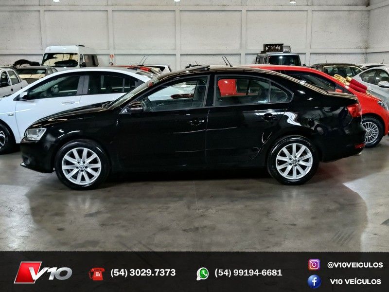 VOLKSWAGEN JETTA 2.0 COMFORTLINE TIPTRONIC 2011/2012 V10 VEÍCULOS CAXIAS DO SUL / Carros no Vale