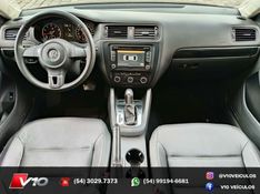 VOLKSWAGEN JETTA 2.0 COMFORTLINE TIPTRONIC 2011/2012 V10 VEÍCULOS CAXIAS DO SUL / Carros no Vale