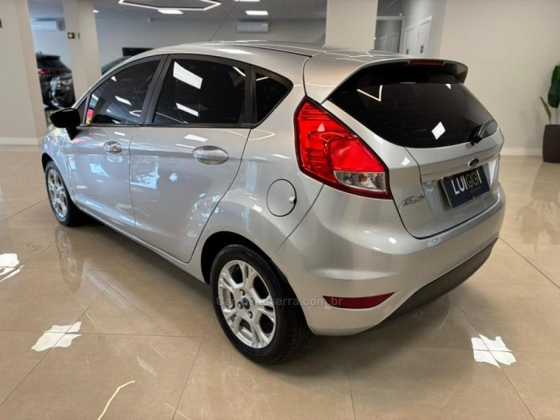 FORD FIESTA 1.5 SE HATCH 16V 2014/2015 LUIGGI AUTOMÓVEIS CARLOS BARBOSA / Carros no Vale