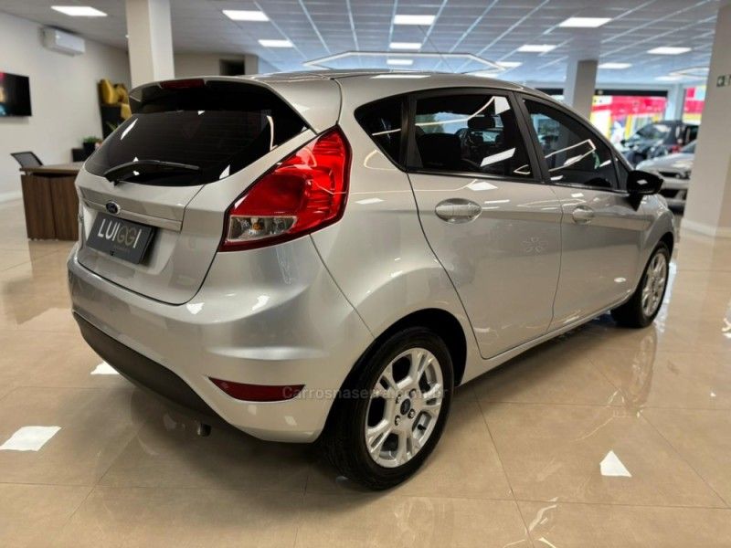 FORD FIESTA 1.5 SE HATCH 16V 2014/2015 LUIGGI AUTOMÓVEIS CARLOS BARBOSA / Carros no Vale