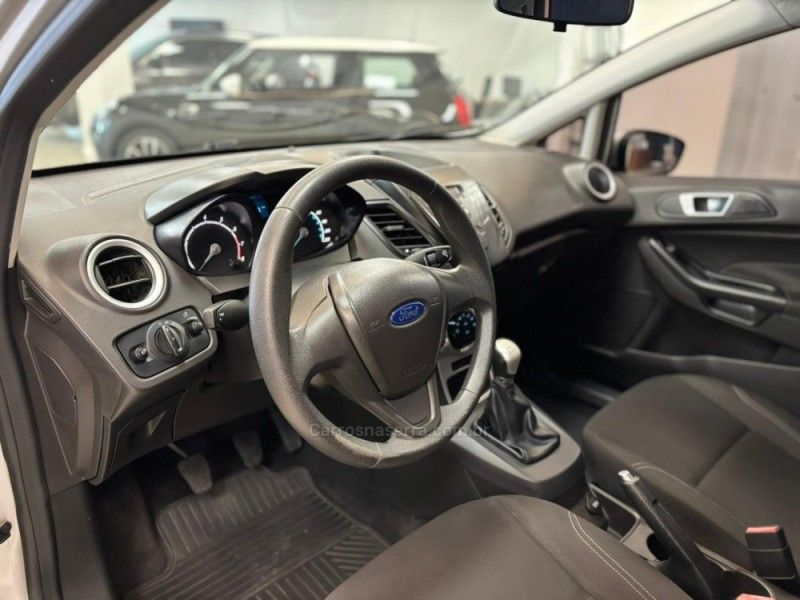 FORD FIESTA 1.5 SE HATCH 16V 2014/2015 LUIGGI AUTOMÓVEIS CARLOS BARBOSA / Carros no Vale