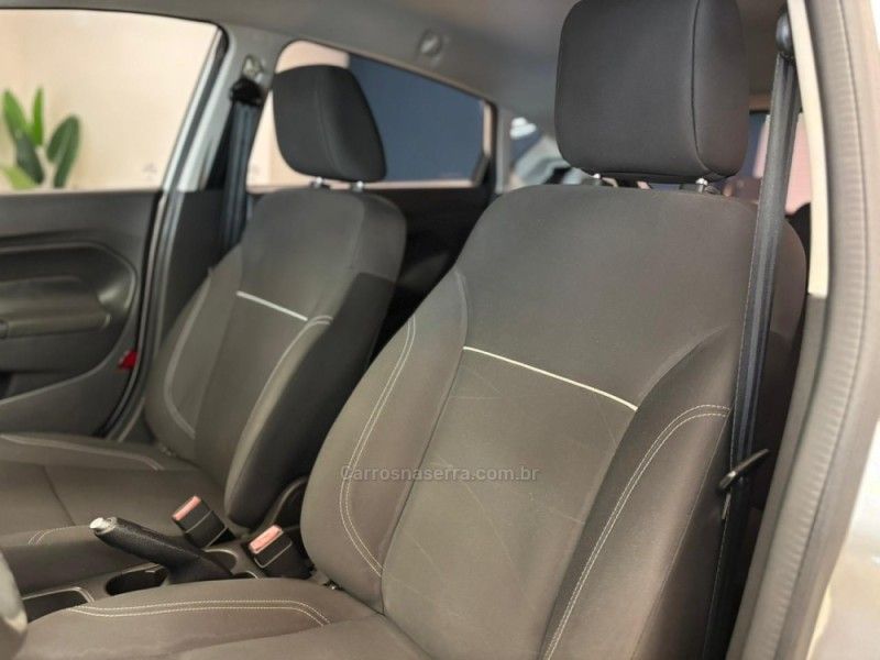FORD FIESTA 1.5 SE HATCH 16V 2014/2015 LUIGGI AUTOMÓVEIS CARLOS BARBOSA / Carros no Vale